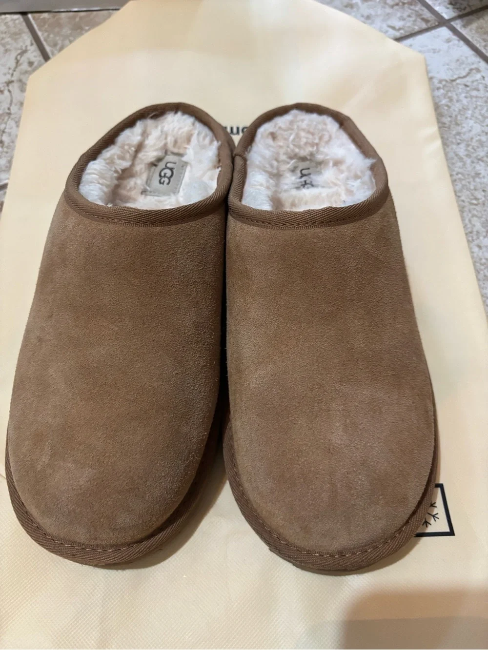 UGG kids Tasman Slip-On Slippers in Chestnut